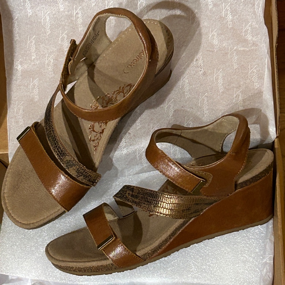 Like NEW! Aetrex Leather Strap Wedge Women's